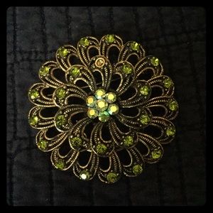 Vintage brooch. Green and gold.